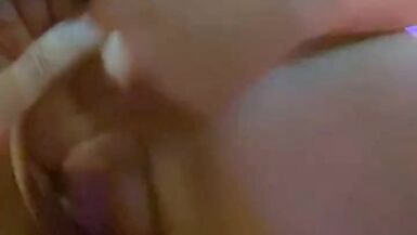 Mignonne milf sneaks jouant avec la chatte - 5 image