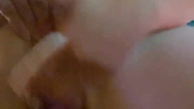 Mignonne milf sneaks jouant avec la chatte - 6 image