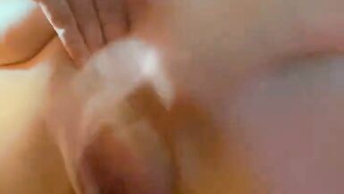 Mignonne milf sneaks jouant avec la chatte - 7 image