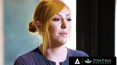 NURU MASSAGE - La MILF Lauren Phillips se fait baiser la chatte après avoir fait glisser le corps dune bite