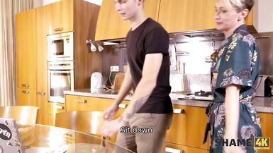 SHAME4K. Un homme rusé sait comment impliquer une MILF sexy