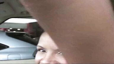 Milf latina rimorchiata in garage - 4 image
