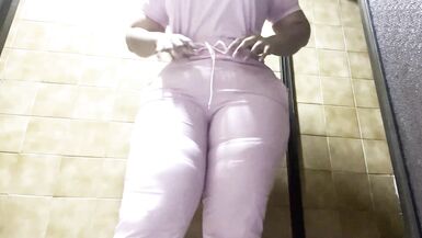 HOSPITAL GIRL LOCKS IN THE BATHROOM AND SHOWS HER BIG ASS