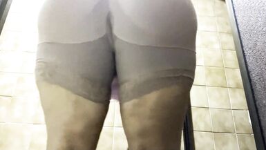 HOSPITAL GIRL LOCKS IN THE BATHROOM AND SHOWS HER BIG ASS - 3 image