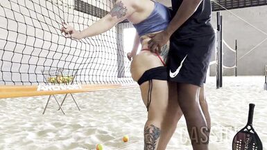 Mon professeur de beach tennis ne supportait pas de voir mon gros cul et bandait pendant le cours !