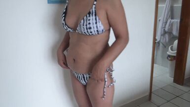Jaime mexhiber sur la plage et faire durcir ma bite, je finis par faire lamour avec un inconnu. - 2 image