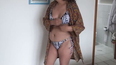 Jaime mexhiber sur la plage et faire durcir ma bite, je finis par faire lamour avec un inconnu. - 3 image