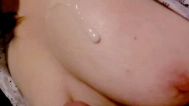 SEXTAPE COPPIA CALDA - POV RAVVICINATO PECORINA SFREGAMENTO CAZZO SUL CLITORIDE HANDJOB ENORME CUMSHOT SU BELLE TETTE GRANDI - MILF CALDO MAMMA PORNO - 1 image