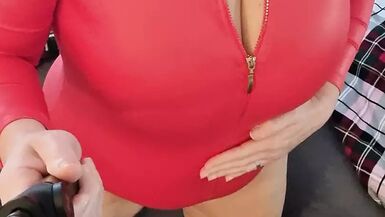 Große vollbusige Amateur Milf spielen auf Webcam - 1 image