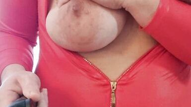 La femme amateur à forte poitrine joue sur sa webcam