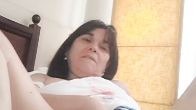 Il figlio di mio marito mi ha visto masturbarmi ed è rimasto a guardare, si è esposto con forza - 8 image
