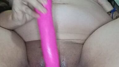 Je me masturbe pendant ma grossesse et je gicle avec mon gode. - 1 image