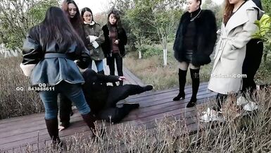 Chinesa Femdom Trample Crush Piss - 5 image