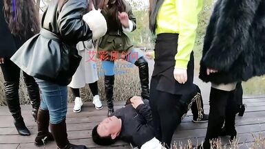 Chinesa Femdom Trample Crush Piss - 8 image