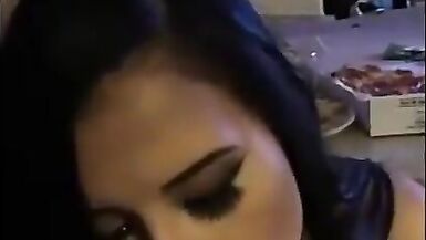 Il a payé seulement 50$ pour une belle escorte MILF