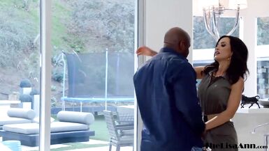 Lisa Ann se masturbe devant un visage interracial