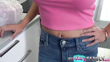 Schwiegersohn beugt sich über Milf, um sein Geschenk zu geben