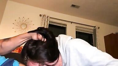 MILF sexy succhia il cazzo e scopa forte sul divano