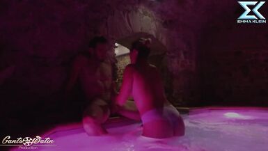 La femme sest fait baiser avec creampie à lhôtel SPA