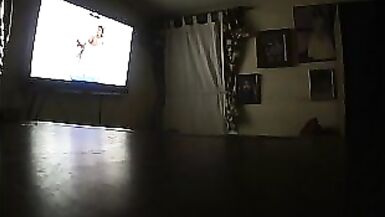 Cette quarantaine nous rend tellement ennuyeux et tristes que nous avons décidé de baiser à côté de la chambre de son mari.