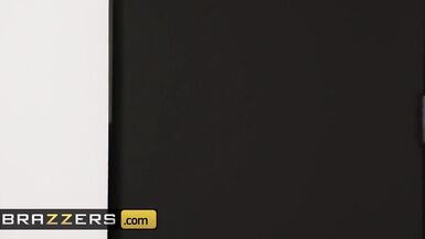 Brazzers - Paige Owens, uma miúda excitada, leva com dois paus duros numa ménage à trois - 3 image