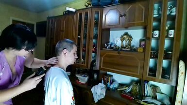 Jai appelé la coiffeuse chez moi et elle ma fait une fellation.