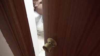 Hintli üvey anne azgın üvey oğlu tarafından mastürbasyon yaparken yakalandı - 2 image