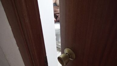 Hintli üvey anne azgın üvey oğlu tarafından mastürbasyon yaparken yakalandı - 3 image