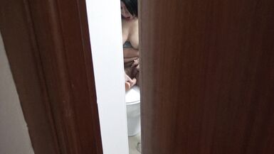 Hintli üvey anne azgın üvey oğlu tarafından mastürbasyon yaparken yakalandı - 4 image