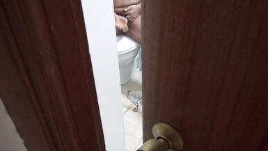 Hintli üvey anne azgın üvey oğlu tarafından mastürbasyon yaparken yakalandı - 5 image