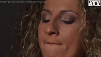 Rosa Rey une cougar coquine avec beaucoup de poils sur sa chatte