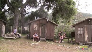 Des villageois organisent une fête avec des jeunes filles bisexuelles, blondes et brunes, en pratiquant le sexe anal en groupe.