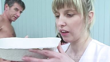 Gangbang de pisse avec le patron dune clinique en chaleur - 14 image