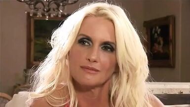 La salope se fait faire un double facial après sêtre fait baiser par son père et donne la tête au lit