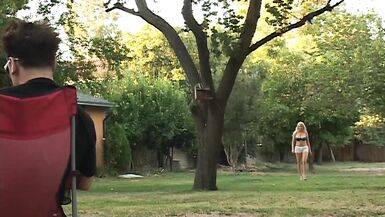 Sie fickt mit ihrem Stiefsohn! Blonde Milf lässt den unerfahrenen Kerl ihren Schlitz stecken! - 2 image