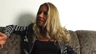 Une blonde chaude vous montre son corps, quaimeriez-vous faire avec elle 