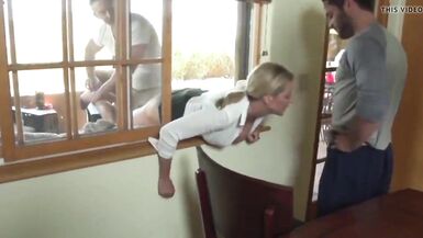 Une mignonne MILF coincée dans une fenêtre et baisée par 2 hommes