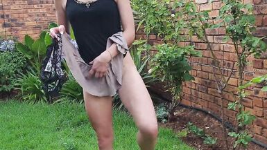 Seksi sürtük onu kedi flassing ve pissing - 12 image