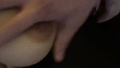 Femme dâge mûr et service en chambre dhôtel lors dun voyage sexuel en voiture, creampie sur une femme dâge mûr aux seins généreux