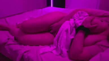 Un beau-fils surprend sa mère aux gros seins en train de se masturber, puis il la baise et lui éjacule dans la chatte.