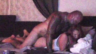 Après une longue fête, le taureau réveille la femme infidèle avec une baise impitoyable !