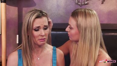 Cette lesbienne dominante et expérimentée na aucun mal à maîtriser une jeune fille naïve et inexpérimentée.