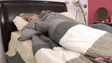 Le fait de ne pas avoir vu sa petite amie pendant si longtemps a fait des ravages chez une lesbienne mûre.