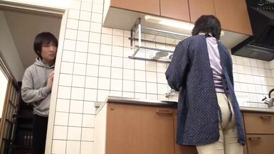 La grand-mère aux gros seins sen prend à son fils inexpérimenté partie 2