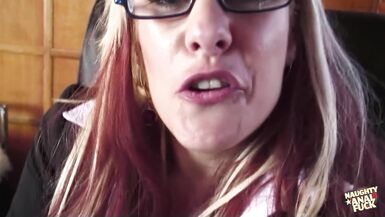 Malgré un cul de milf serré, la blonde prend leurs deux bites sans effort.