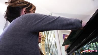 Après avoir joué de la musique, cette brune supplie sa professeure de piano lesbienne de la baiser à vif.