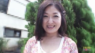 Small cock fellow fucking a very eager and horny Asian mature woman - 2 image