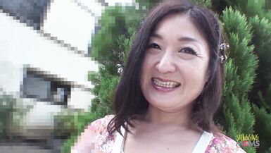 Une femme asiatique dâge mûr, très désireuse et excitée, baise avec un homme à la petite bite.