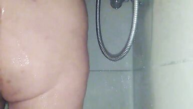 La salope de mariage Carmen sous la douche