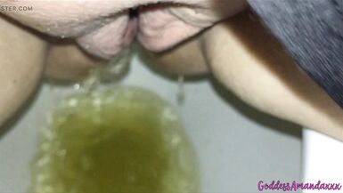 BBW Pussy Pinkeln auf der Toilette - 10 image